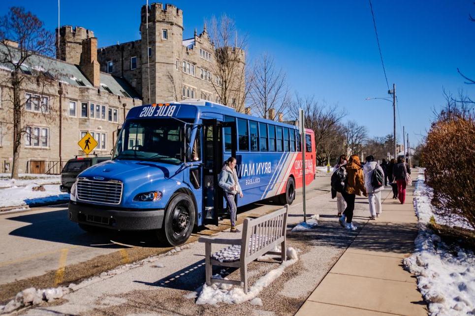 Students exit the electric bus by Pembroke Arch on Bryn Mawrs campus